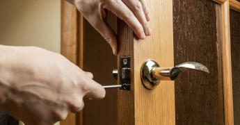 Uszkodzone drzwi wejściowe – czy ubezpieczenie mieszkania je obejmuje?